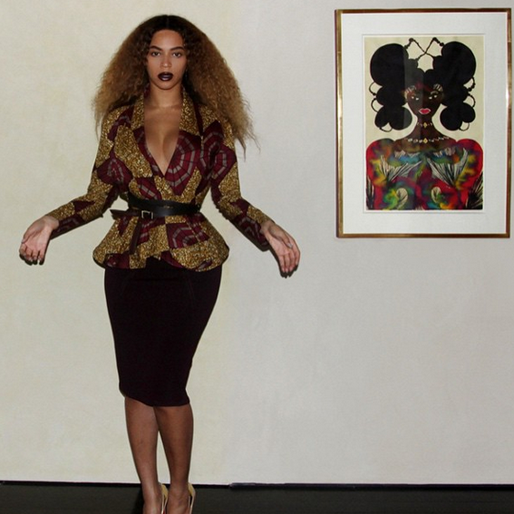 Beyoncé poserar vid en tavla. Beyoncé poserar vid en tavla.